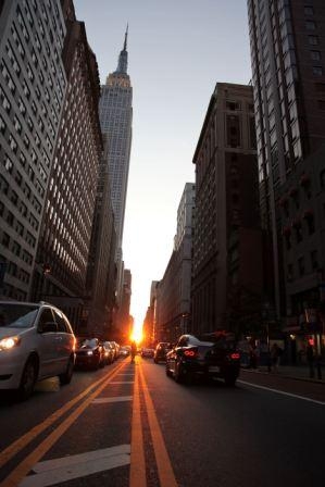 manhattanhenge34thstreetmay2009.jpg