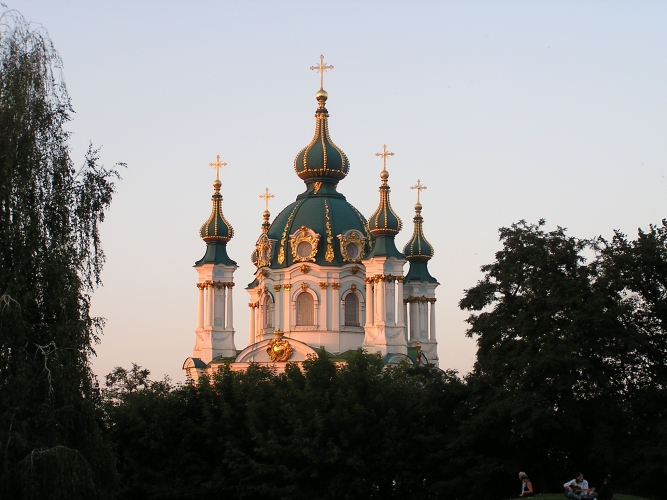 Andriivska tserkva in evening lights.jpg